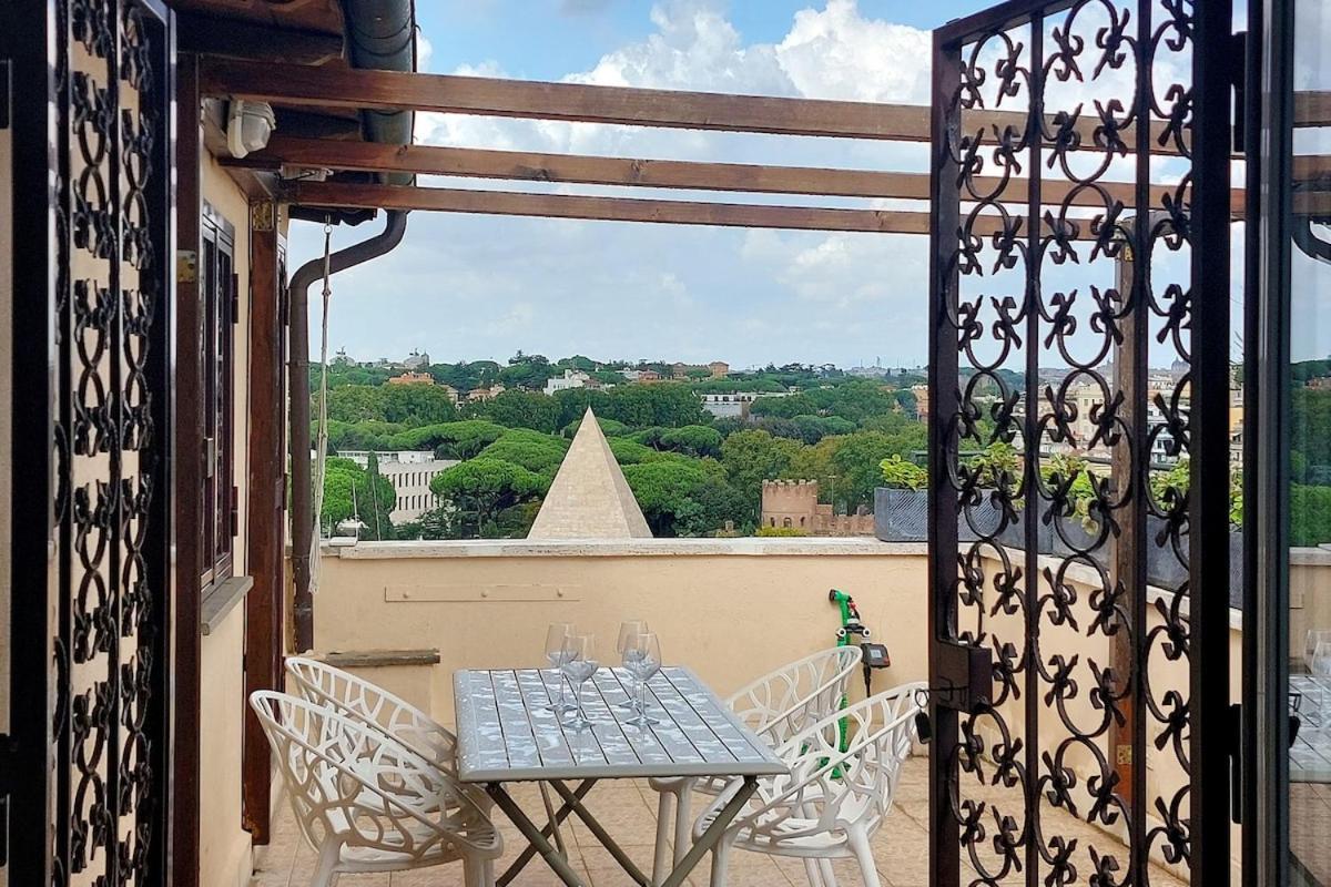 Pyramid Panoramic Terrace * Rom